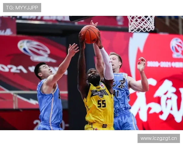 华莱士挡拆突破效率提升显著 拉开内线防守差距