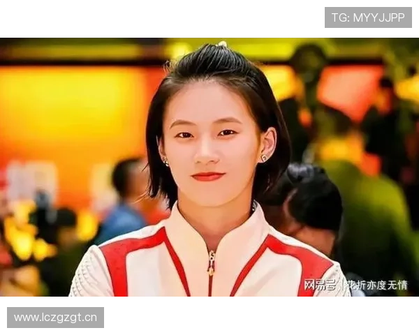 陈芋汐一身训练服拎着奢侈品包走过，路人小声：这谁家的运动员